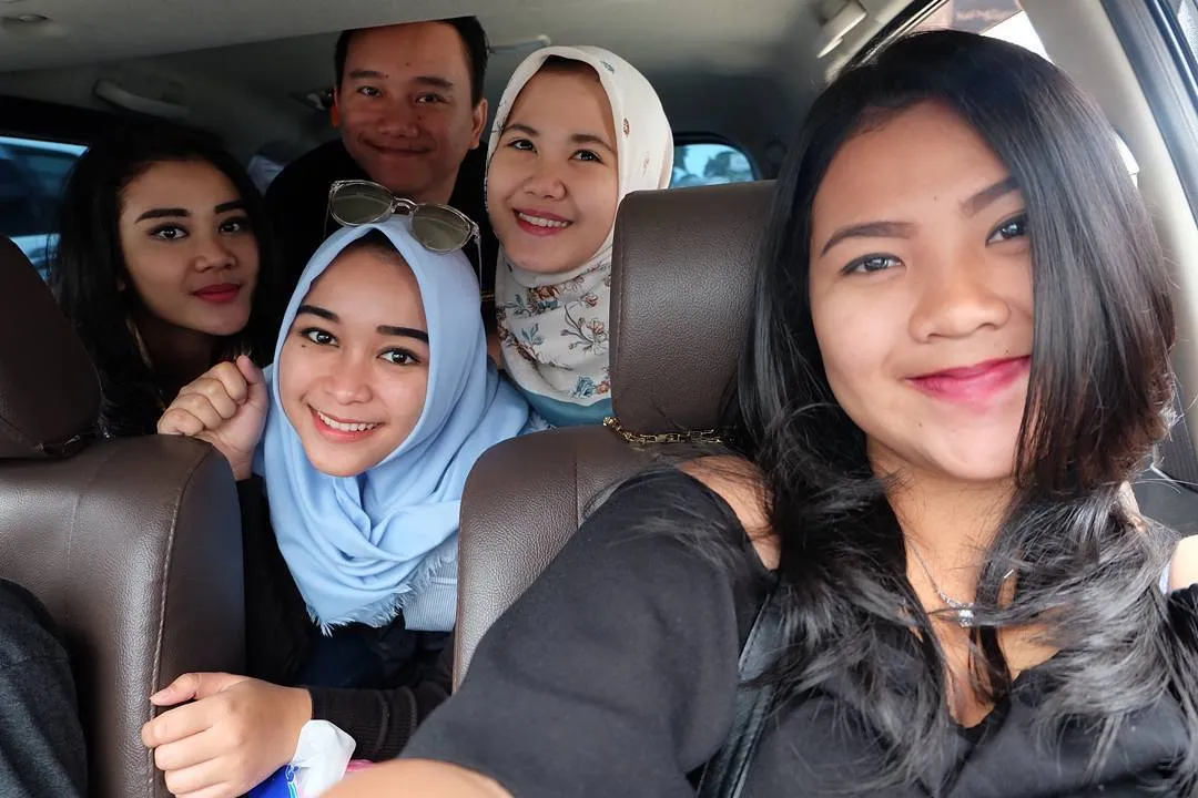 Hang out bareng teman, Syifa juga pakai hijab © Instagram.com/syifaasyifaaa