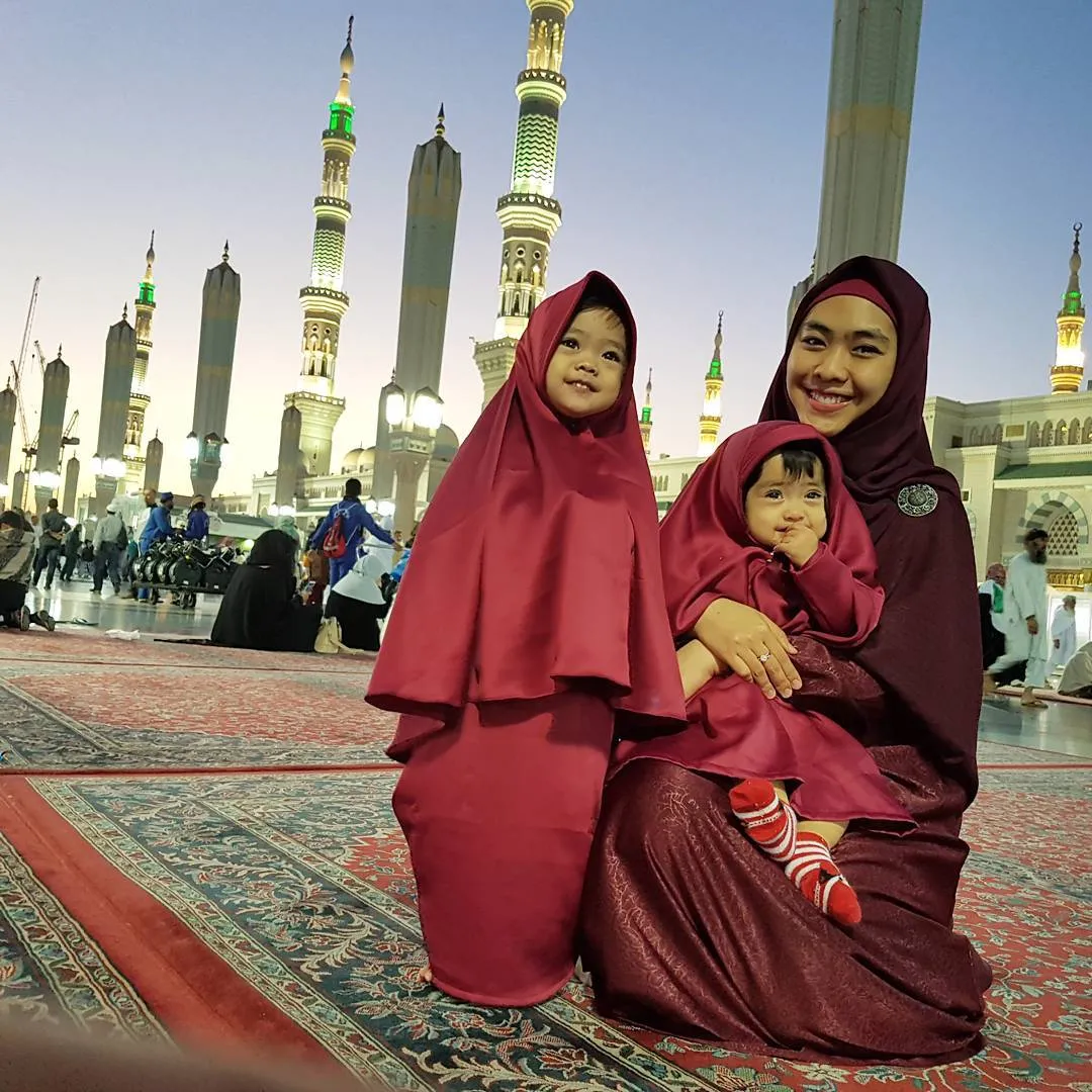 Pakai outfit merah, Oki dan kedua putrinya tampak cantik © Instagram.com/okisetianadewi