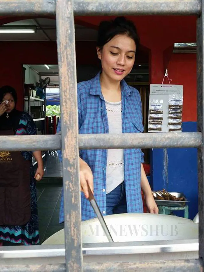 Razlinda Rohaizad, penjual sayur pedas Malaysia yang jadi viral karena parasnya © mynewshub.cc