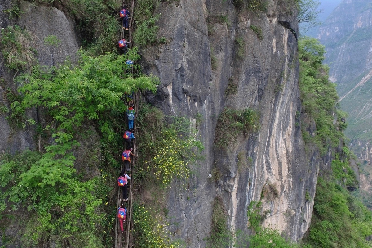 Anak-anak di Atule'er China ini harus memanjat tebing setinggi 800 meter setiap kali berangkat sekolah © upworthy.com