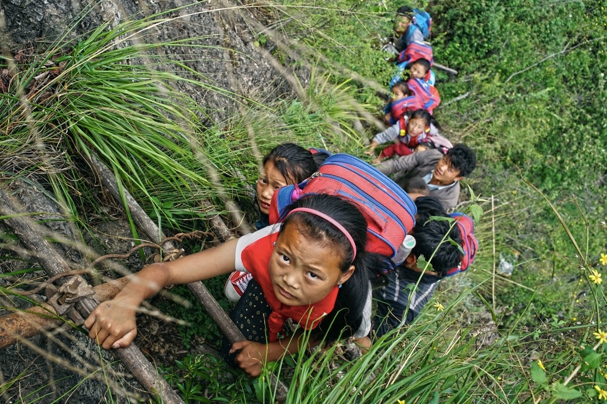 Saat ini, pemerintah China telah membuatkan jembatan besi bagi anak-anak ini © upworthy.com