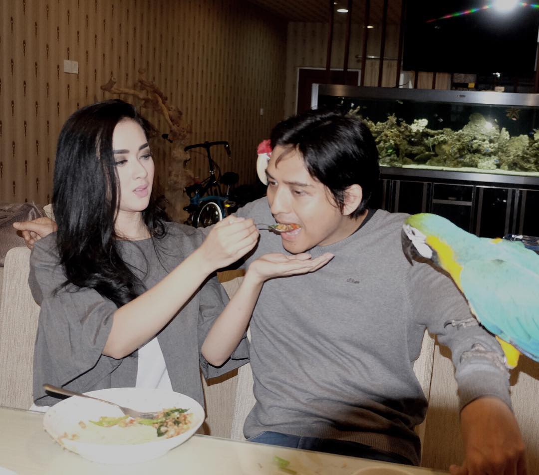 Kemesraan Tiara dan Lucky mendapat reaksi berbeda dari netizen © Instagram/tiaradewireal