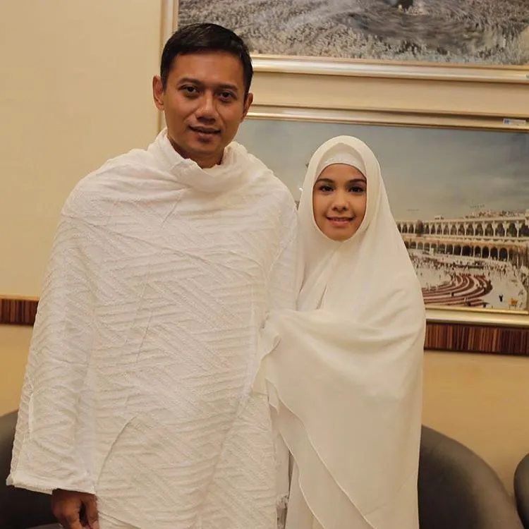 Meski tengah di Tanah Suci, Annisa dan Agus tak lupa ingatkan warga Jakarta untuk salat © Instagram/annisayudhoyono