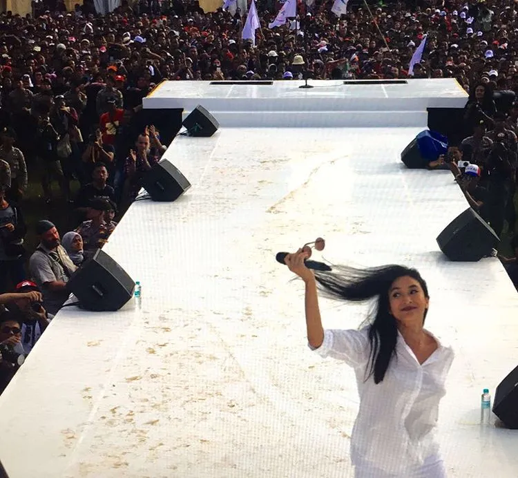 Happy Salma bacakan puisi di depan ribuan penonton Konser Gue2. 姆nstagram.com/happysalma