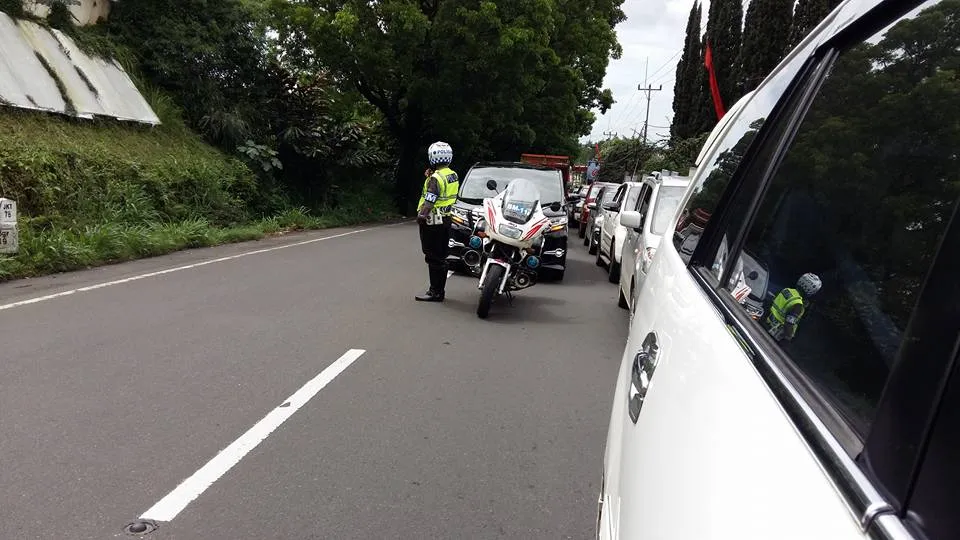 Ihsan menduga bahwa oknum polisi yang berhenti di tengah jalan tersebut merupakan penyebab kemacetan jalur Jakarta ke Puncak © Facebook.com/Ihsan Amaludin
