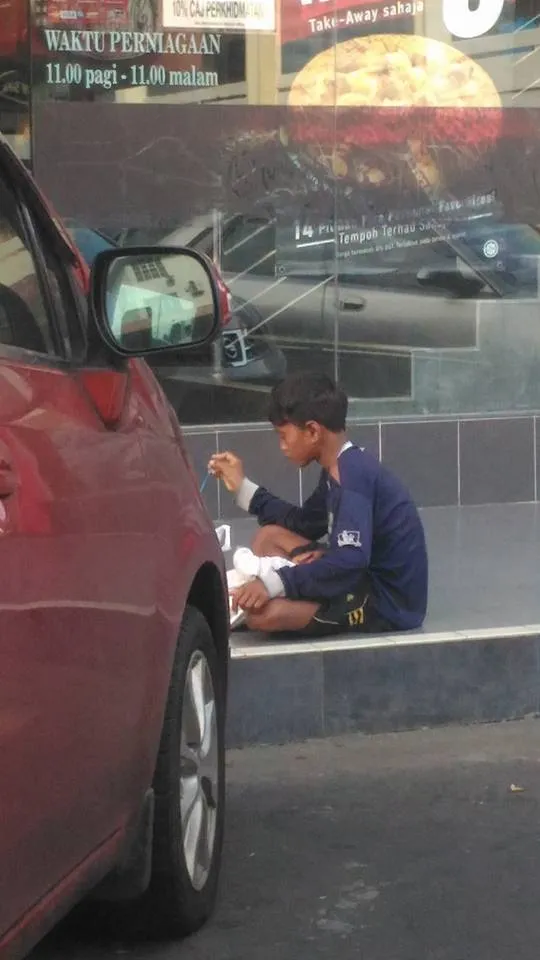 Ayah anak-anak ini ditahan karena tidak memiliki kartu identitas, sementara keberadaan Ibu mereka tidak diketahui © Facebook.com/Hamiatie Abd Hamid