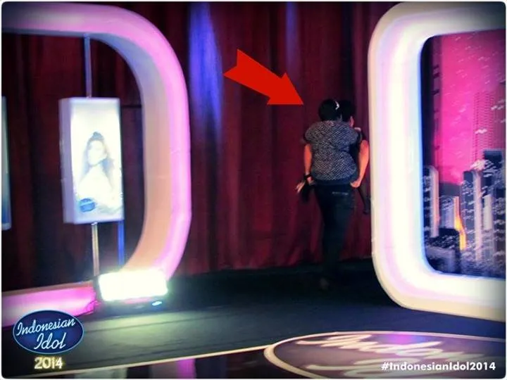 Aksi Ahmad Dhani gendong Suciyati. ©indonesianidol