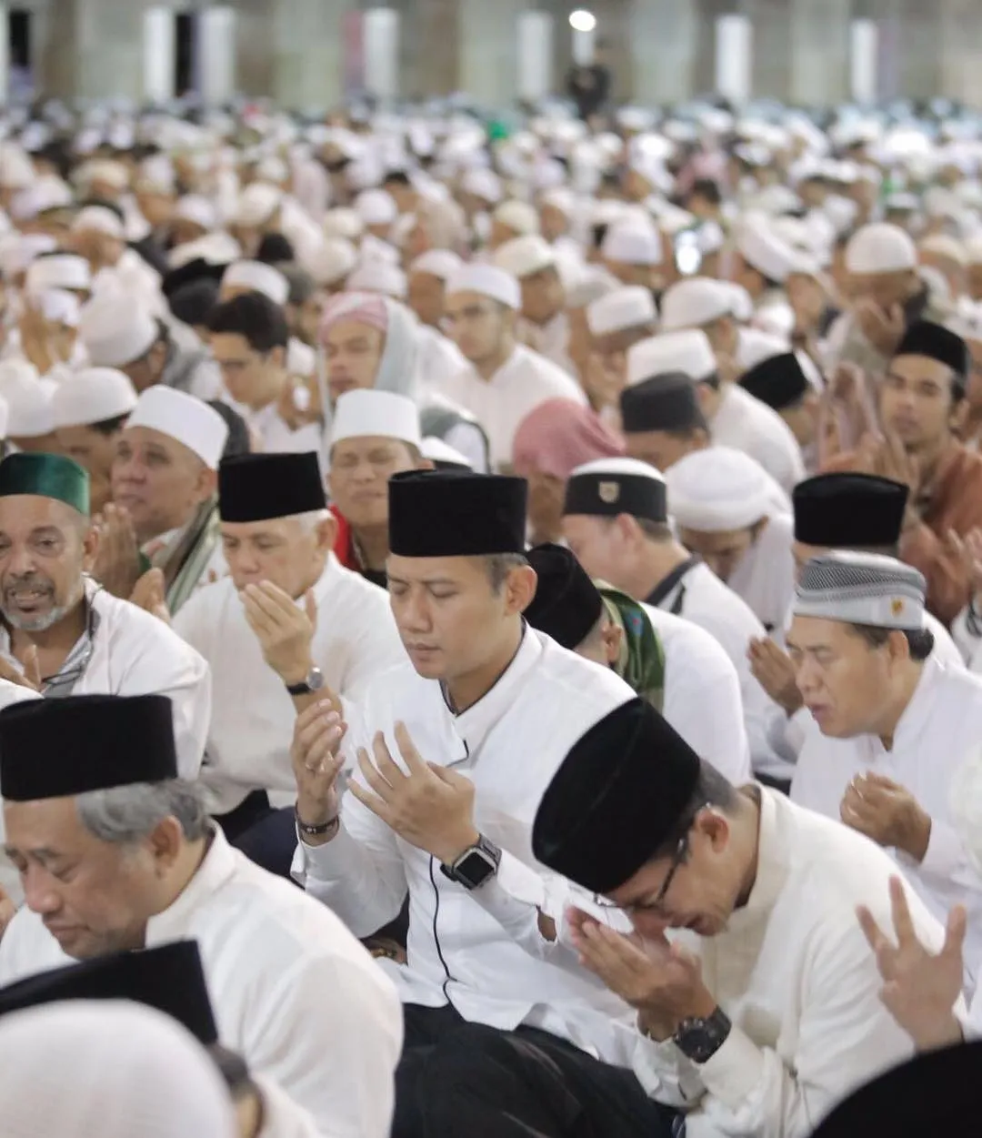 Agus salat jamaah di Masjid Istiqlal © Instagram/annisayudhoyono