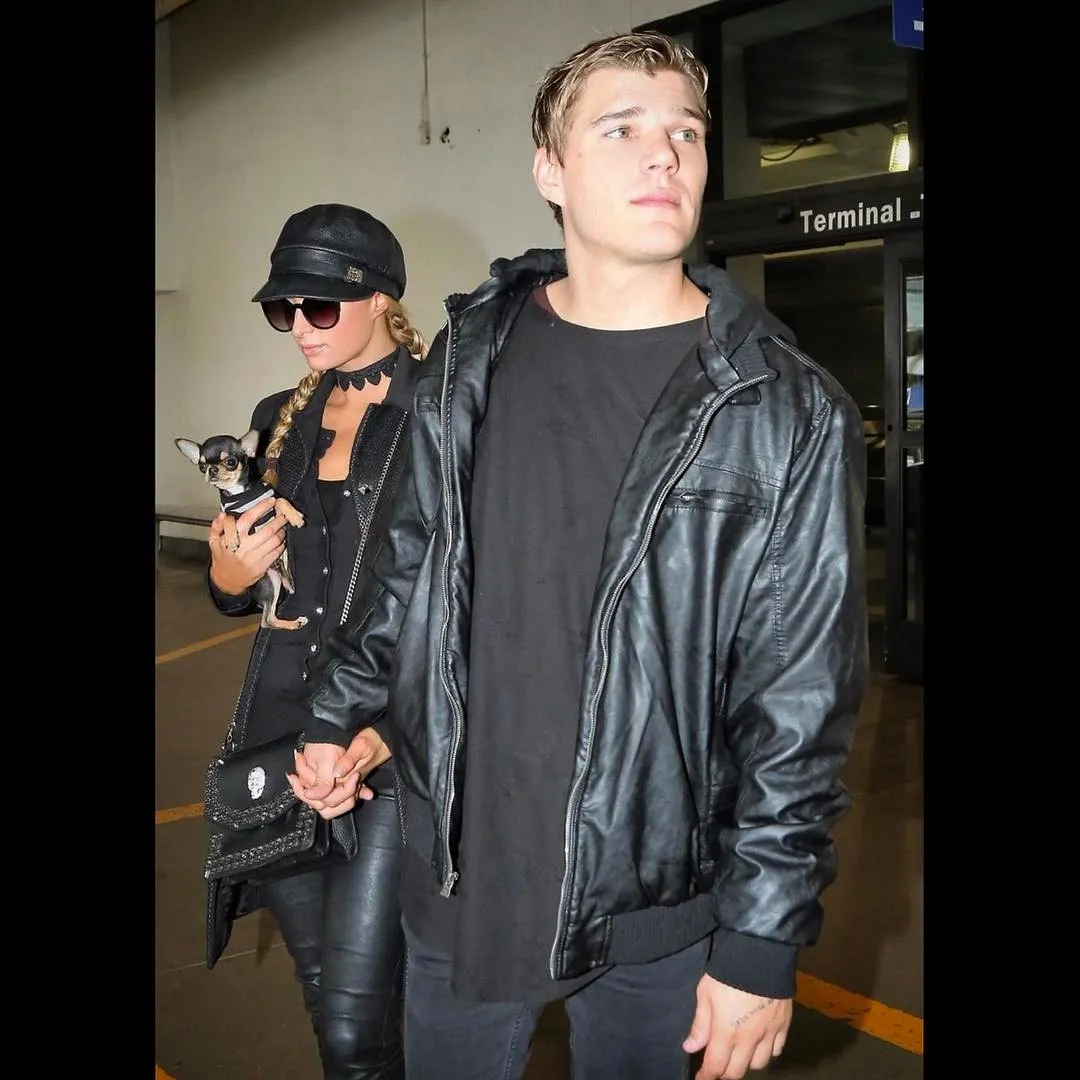 Paris dan Chris tertangkap kamera bareng di bandara © Instagram.com/parishilton
