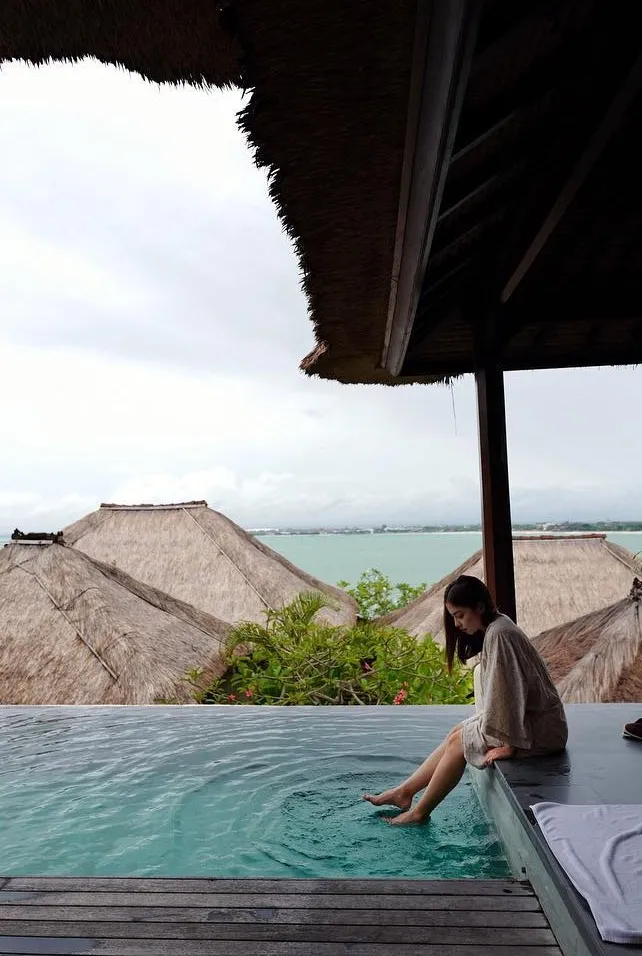 Nikita nikmati momen santai di salah satu resort mewah di Bali © Instagram.com/nikitawillyofficial94