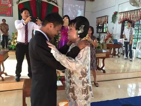 Pernikahan pasangan beda usia ini menunjukkan bahwa jodoh pasti akan datang tepat pada waktunya © Facebook.com/Meike Rawis New