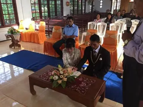 Pemuda berusia 28 tahun ini menikahi nenek yang telah berusia 82 tahun, hebat! © Facebook.com/Meike Rawis New