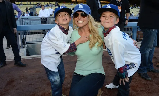 Britney dan kedua anaknya. Lucu sekali, kan? @popdust.com