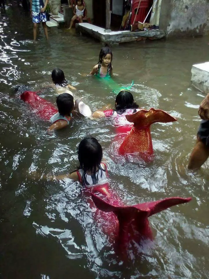 Jakarta memang tengah banjir namun anak-anak ini menemukan permainan baru yang membuat mereka melupakan banjir sejenak © Facebook.com/Lala Trivianti