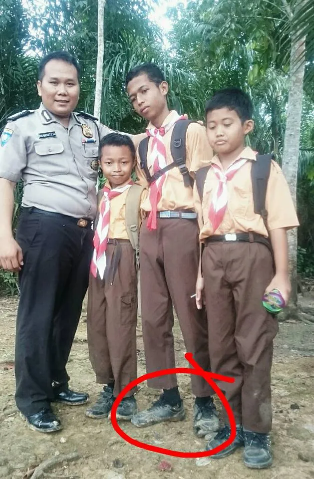 Brigadir Sidiq Martujet, anggota polisi yang jadi viral karena membelikan sepasang sepatu pada siswa SD © Facebook.com/Brigadir Sidiq Martujet