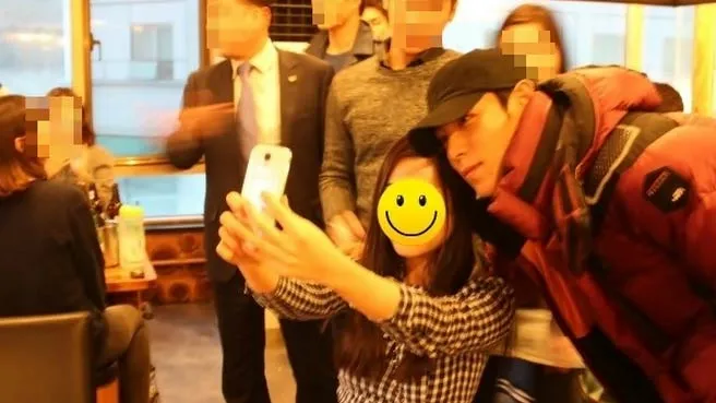 T.O.P saat makan malam bersama teman-teman kuliahnya @mwave.interest.me