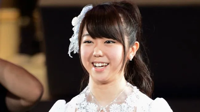 Minami Minegishi dengan rambut panjangnya dan tampak imut ©news.com.au