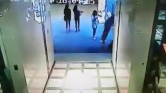 Jonathan terjatuh dari ketinggian empat lantai dan tewas seketika © mirror.co.uk