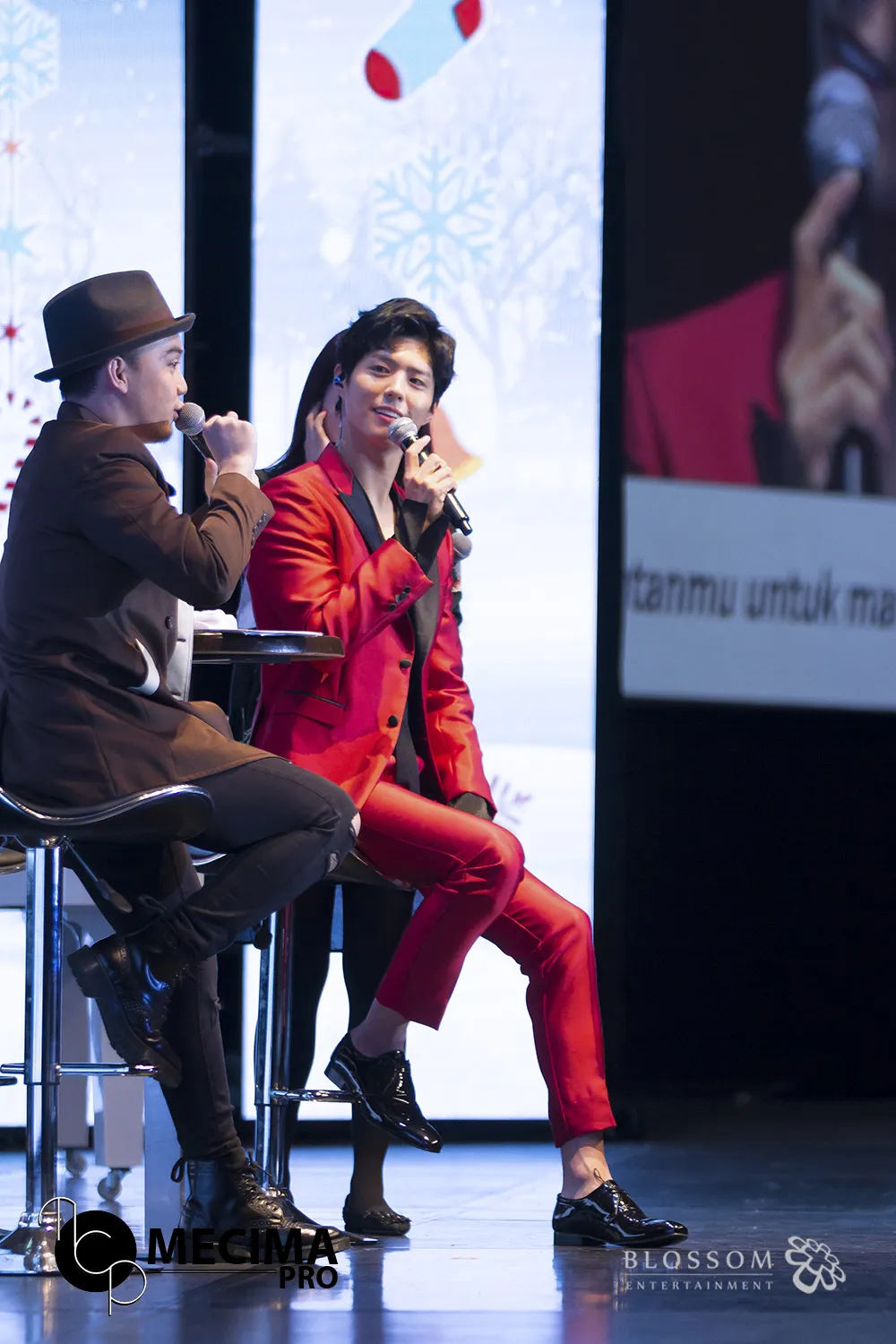 Park Bo Gum tampil menawan dengan jas merah di sesi pertama fanmeeting © MecimaPro