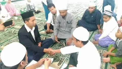 Ariyati dan Indra pasangan yang dipersatukan lewat metode ta'aruf dan hanya menikah dengan mahar kain kafan © Facebook.com/Arya Saujaya