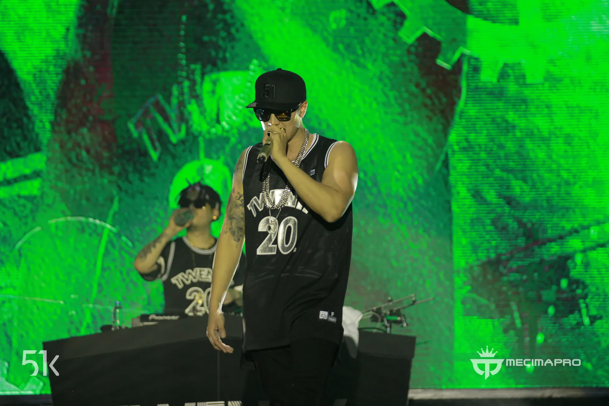 So Ji Sub unjuk kebolehan dengan melakukan rap di hadapan penonton tanah air. © Mecimapro