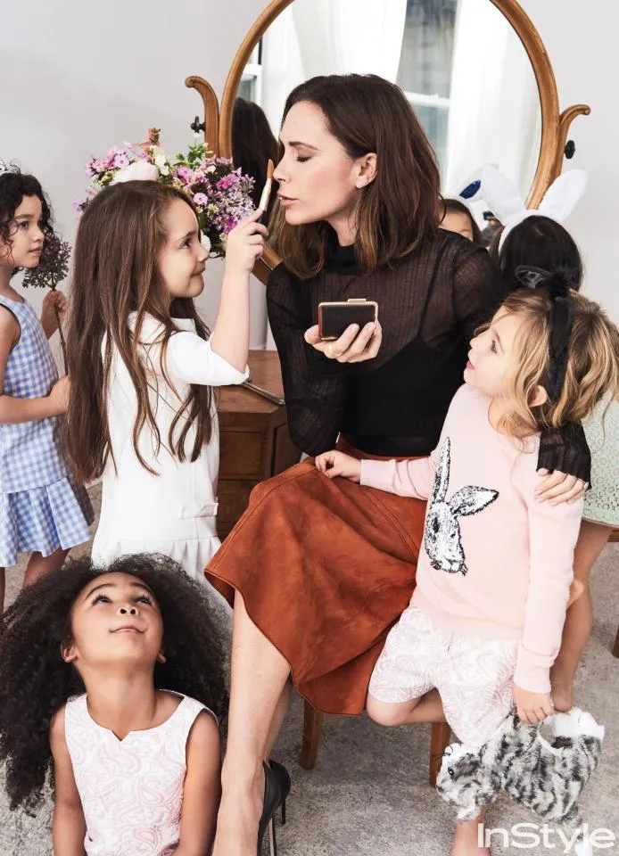 Pose bareng anak-anak seakan bukan hal sulit bagi Victoria © Instyle