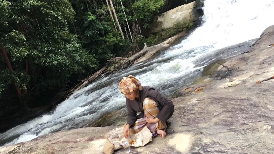 Elma makan seadanya di tengah hutan © Instagram/elmatheana