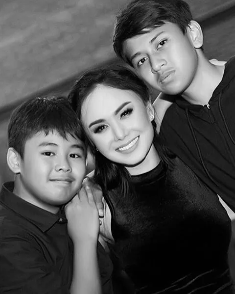 Yuni single parent dari kedua putranya © Instagram/yunishara36