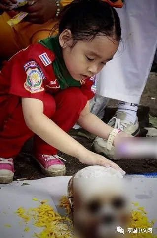 Katoon tidak takut hantu atau darah karena telah berurusan dengan korban kecelakaan hampir setiap hari © Facebook.com/CGTN