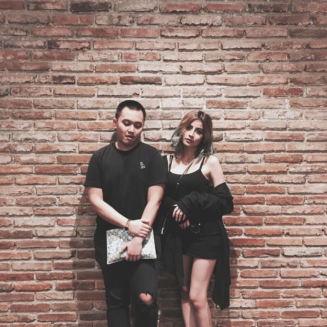 Dengan menggandeng Awkarin, Oka pun menghidupkan kembali musik hip hop tanah air © instagram.com/awkarin