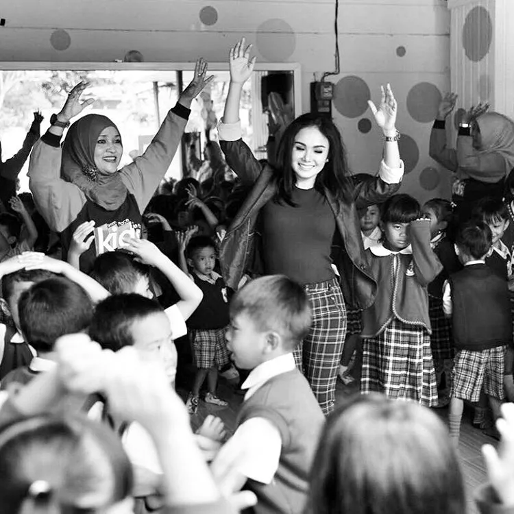 Yuni sering datangi sekolah yang Ia dirikan dan menghibur langsung murid di sana © Instagram/yunishara36