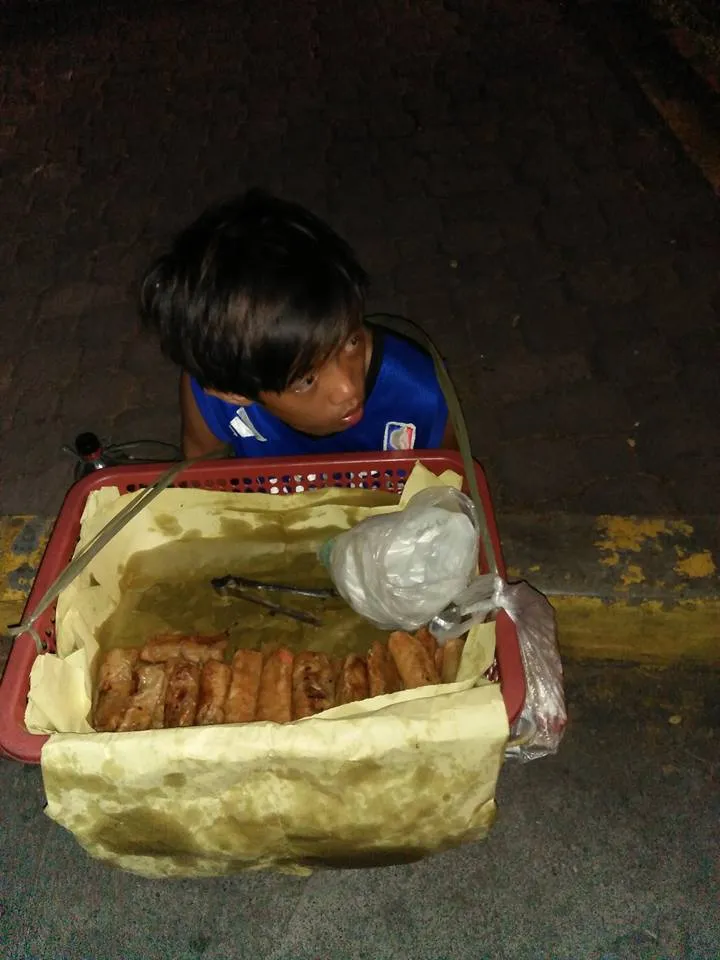 Seorang bocah Filipina gantikan neneknya berjualan gorengan hingga tengah malam © Facebook.com/Anjennette Asuncion Salonga