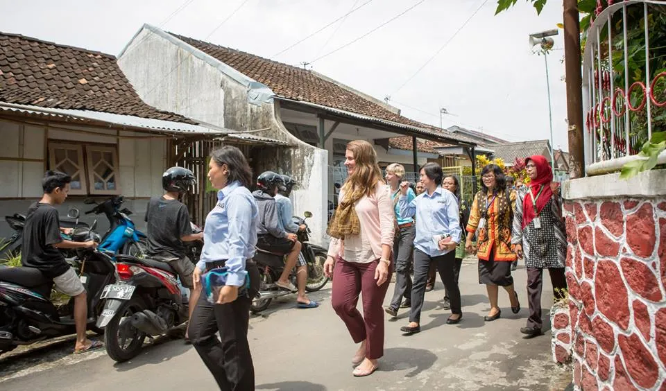 Melinda Gates menyempatkan diri untuk berjalan di perkampungan Yogyakarta untuk observasi © Facebook.com/Melinda Gates