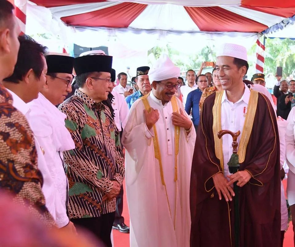 Presiden Jokowi kenakan Bhist dalam peresmian Tugu Titik Nol Peradaban Islam Nusantara di Tapanuli Tengah © Facebook.com/Kementrian Sekretariat Negara