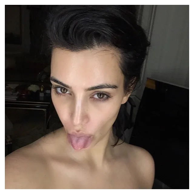 Kim Kardashian akui doyan banget selfie © Instagram/Kim Kardashian
