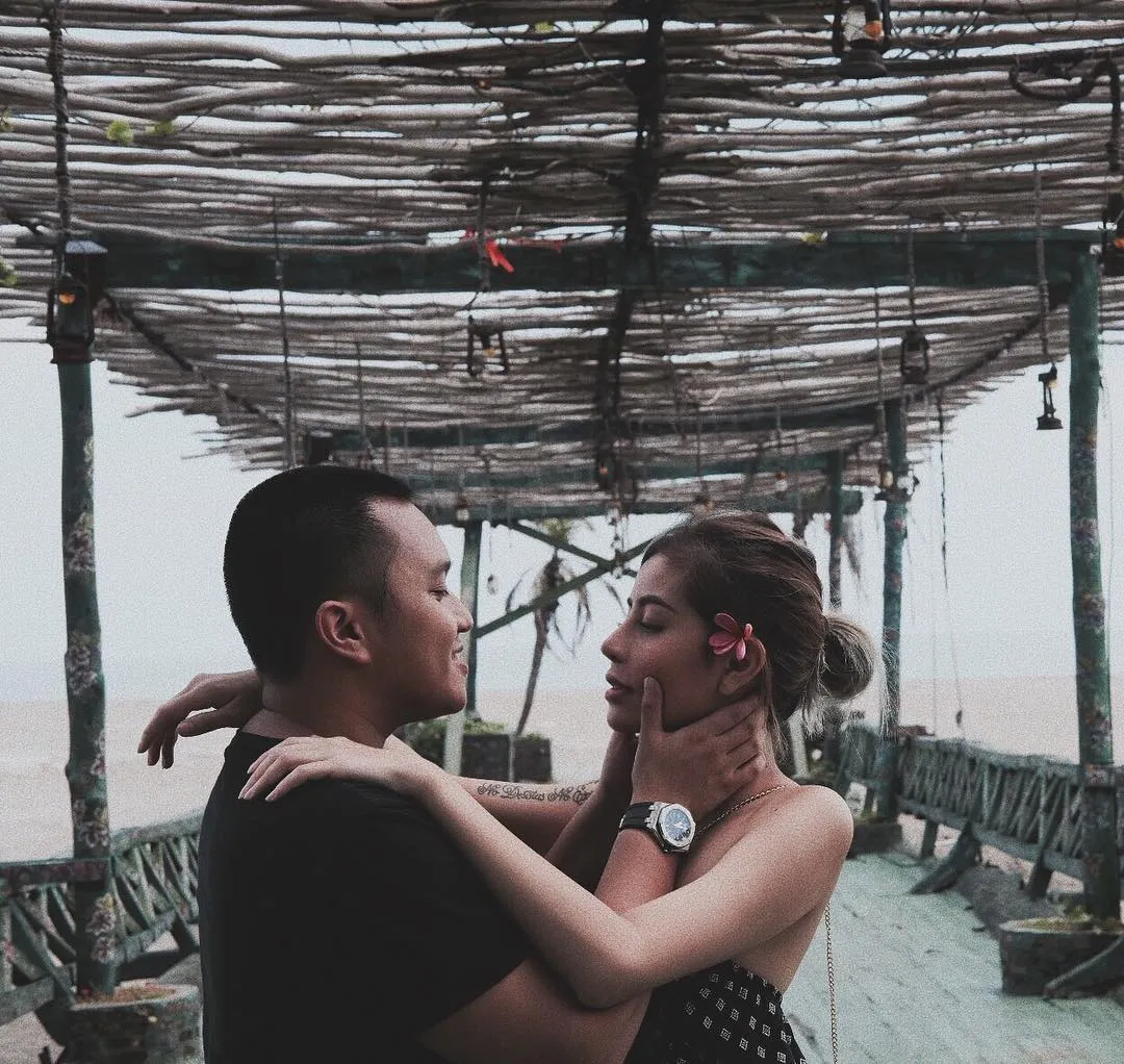 Oka berjasa dalam mengelola keuangan Awkarin dan membuat cewek ini bersikap jadi lebih dewasa © instagram.com/awkarin