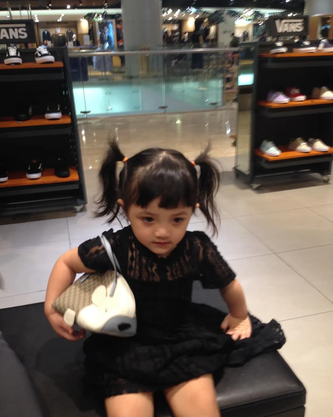 Arsy mengenakan hand bag saat jalan-jalan di mall © Instagram.com/suwarsiha