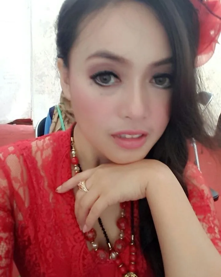 Dina Sabun Colek mengaku sempat diajak melakukan settingan dengan Vicky. cr: instagram.com/dinasabuncolekreal