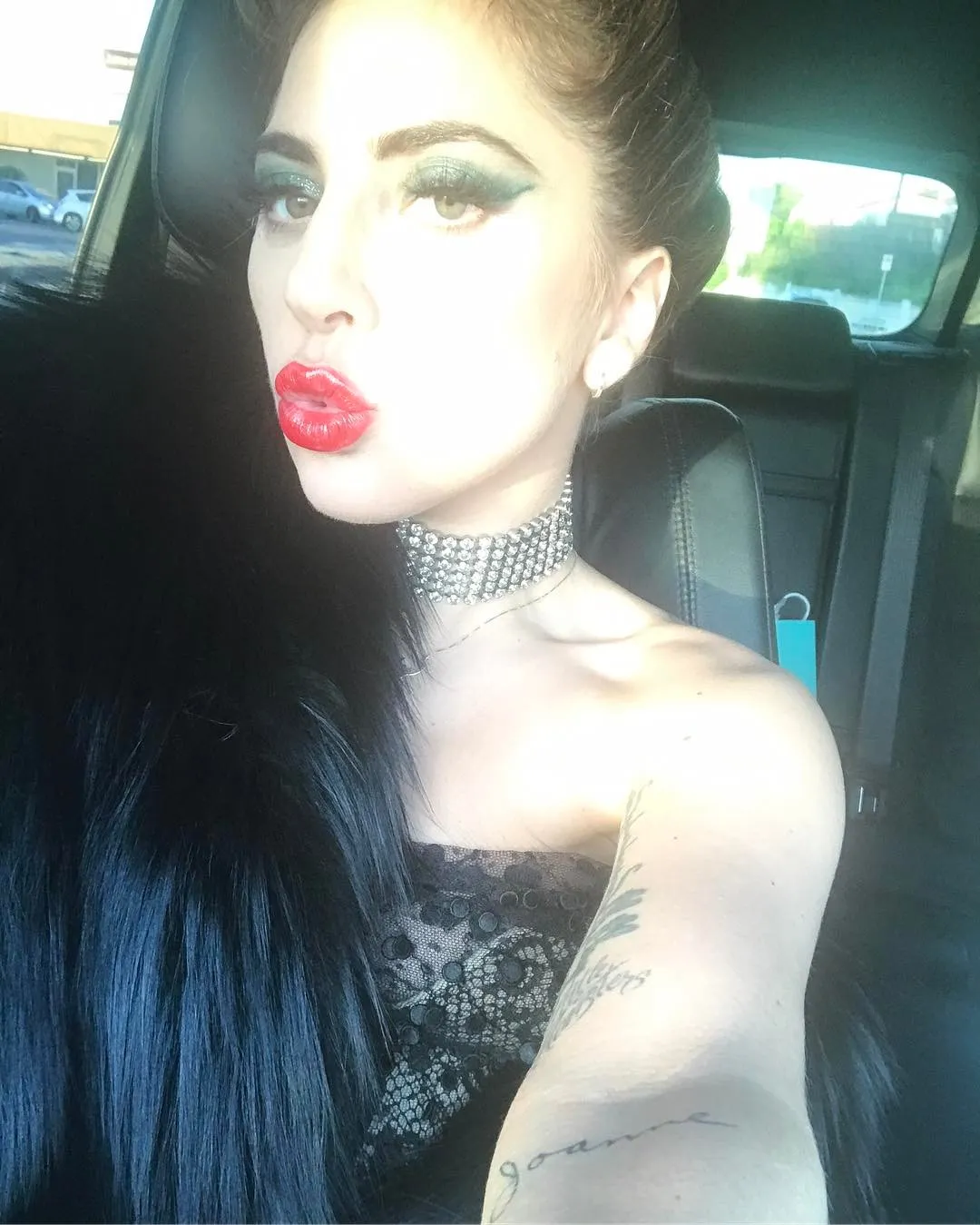 Gaga kabrnya mendapatkan perhiasan sebagai hadiah ultah © Instagram.com/ladygaga
