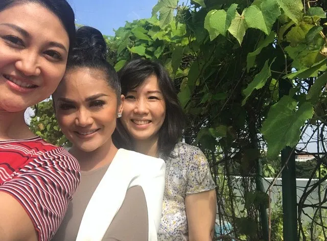 KD main ke mini green garden di rooftop rumah Ahok © Instagram/krisdayantilemos