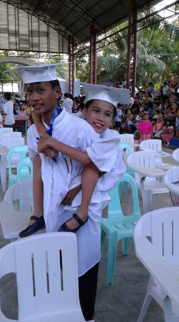 Kisah Kakak Yang Gendong Adik ke Sekolah Ini Bikin Hati 