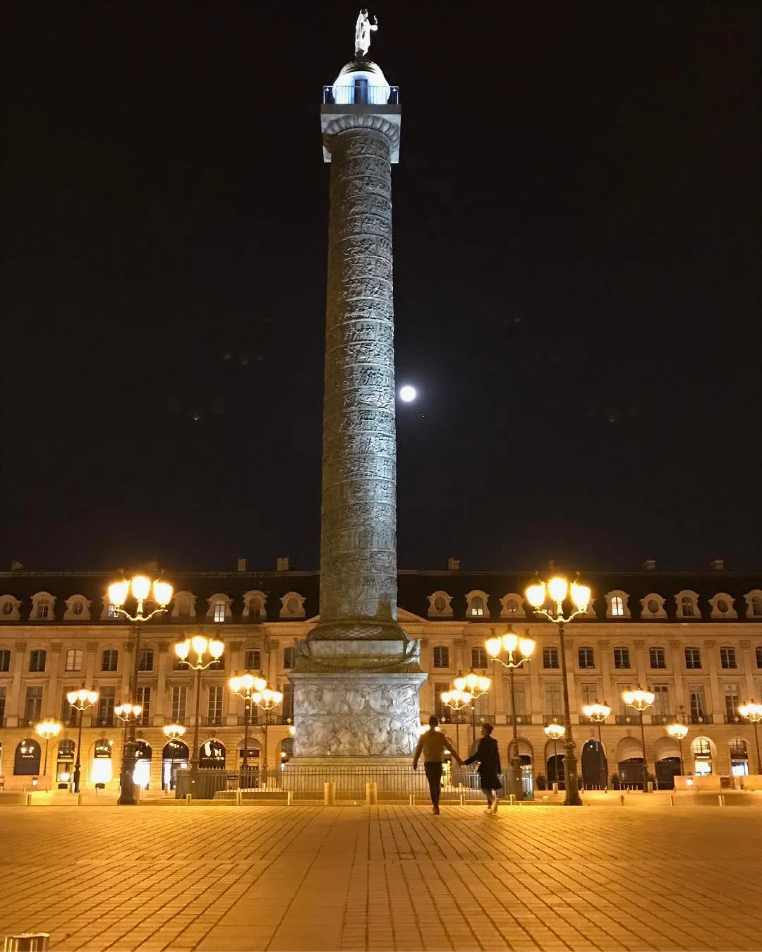 Keduanya juga sempat mengunjungi Place Vendome © Instagram.com/justinthroux
