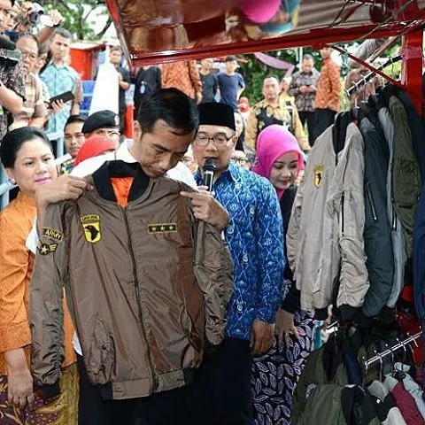 Jokowi blusukan ke Teras Cihampelas Bandung © Instagram/ridwankamil
