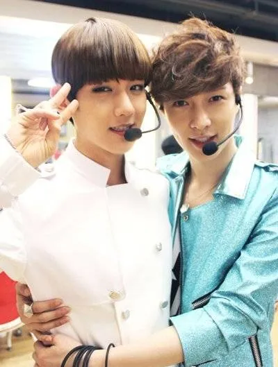 Baekhyun dan EXO selalu mendukung Lay © SMTOWN FB