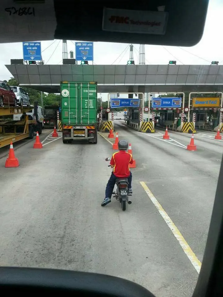 Pria ini mengambil jalur yang dikhususkan bagi kendaraan roda empat di jalan tol © mynewshub
