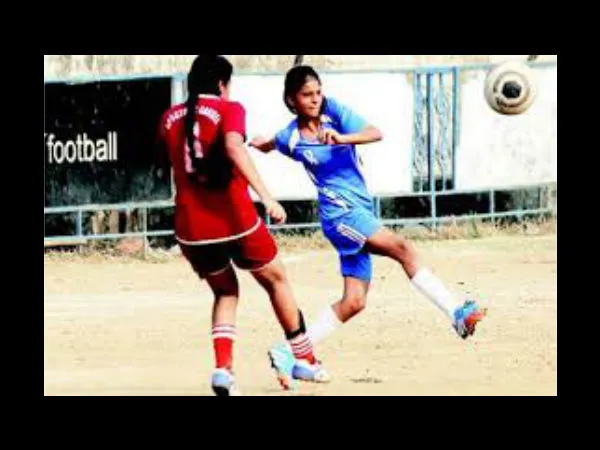 Aksi Suhana saat bermain sepak bola. @filmibeat