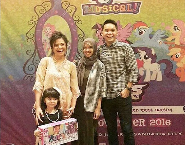 Caca akrab dengan Ben dan istrinya yang baru © Instagram/marshanda99