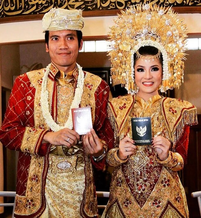 Sah nikah pada 21 April 2013 © Instagram/desta80s