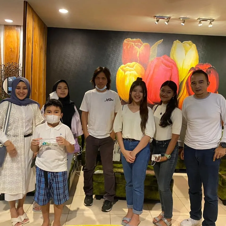 Potret Keluarga Tiara Andini (Credit: Instagram/sarisetyoastri)