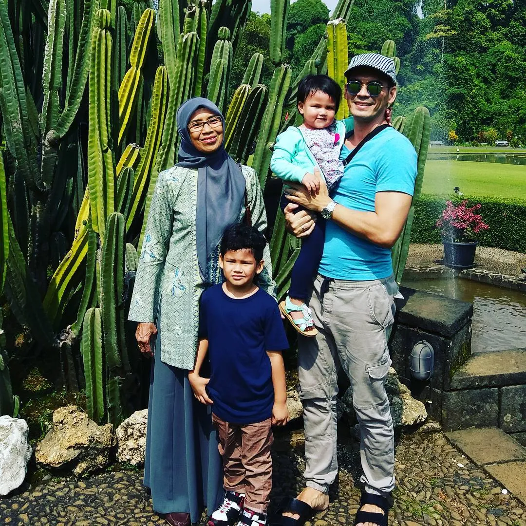 Atalarik Syach menghabiskan akhir pekan bersama kedua buah hati dan sang Ibunda di Kebun Raya Bogor © instagram.com/ariksyach 